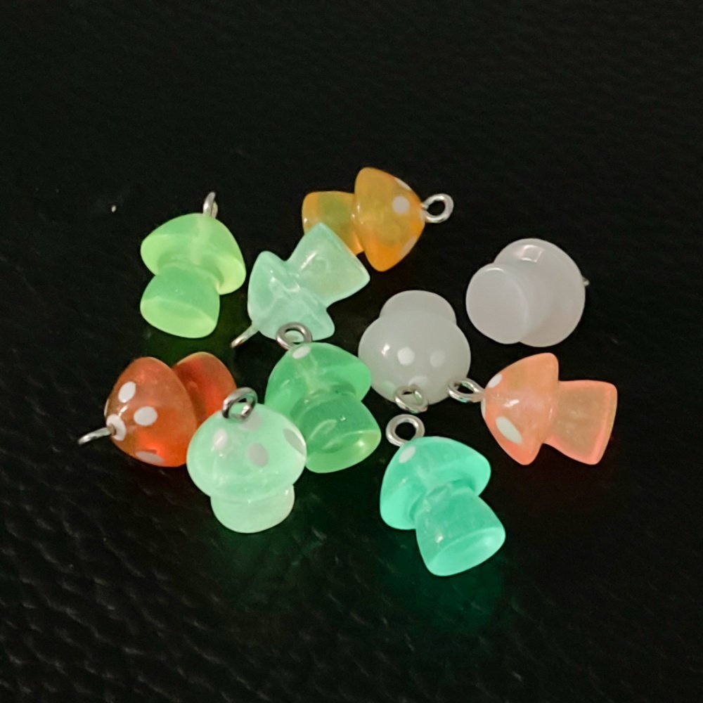 16pcs Luminous Mushroom Charms - Resin Art Pendant recension och pris